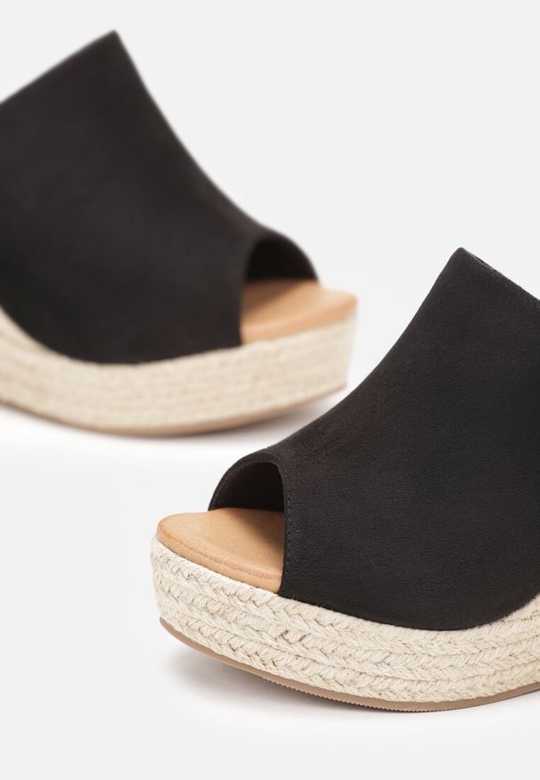 Renee - Czarne Klapki Peep Toe na Koturnie z Plecionki z Szerokim Paskiem Sadilla. Nosek buta: otwarty. Kolor: czarny. Sezon: lato, wiosna. Obcas: na koturnie