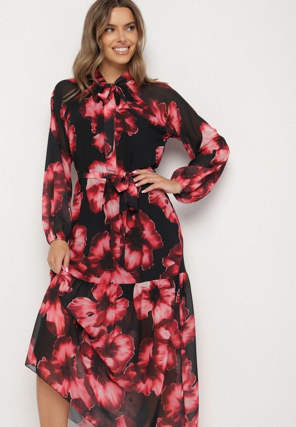 Born2be - Czerwono-Czarna Pudełkowa Sukienka w Kwiaty z Paskiem Nifle. Okazja: na co dzień. Kolor: czarny. Materiał: skóra. Wzór: kwiaty. Styl: elegancki, casual