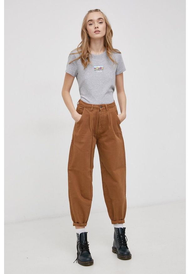 Levi's® - Levi's T-shirt bawełniany kolor szary. Okazja: na co dzień, na spotkanie biznesowe. Kolor: szary. Materiał: bawełna. Wzór: nadruk. Styl: biznesowy, casual