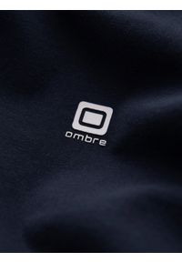 Ombre Clothing - Longsleeve męski z elastanem sygnowany z okrągłym dekoltem - granatowy V2 - Rozmiar: M. Kolor: niebieski. Materiał: elastan. Długość rękawa: długi rękaw. Wzór: gładki, jednolity. Styl: klasyczny #3
