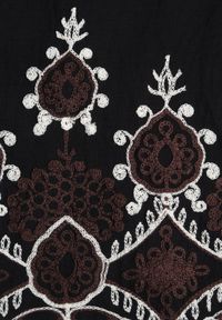 Born2be - Czarna Wiskozowa Sukienka Koszulowa Zdobiona Haftem i Wiązanym Paskiem Telonesa. Okazja: na co dzień. Kolekcja: plus size. Kolor: czarny. Materiał: wiskoza. Wzór: aplikacja, haft. Typ sukienki: koszulowe. Styl: casual #8