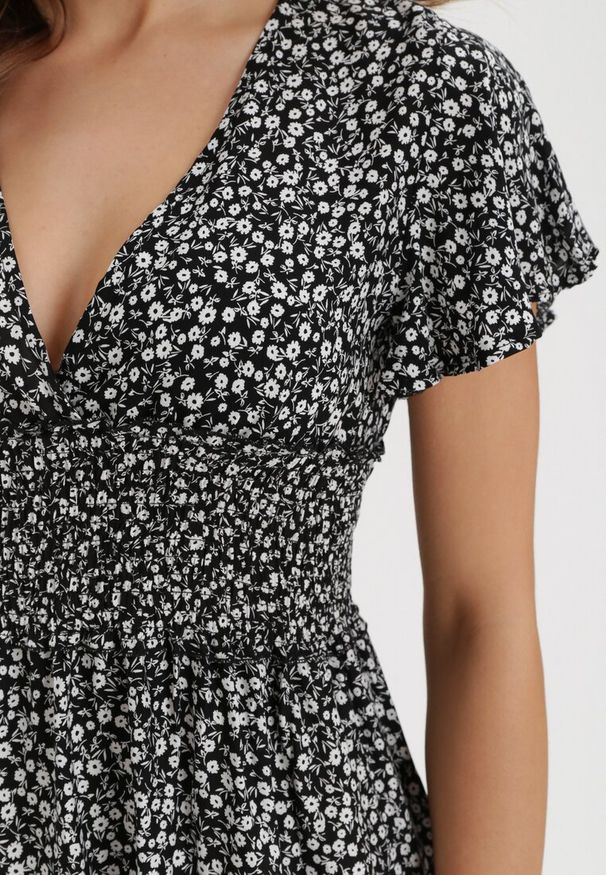 Born2be - Czarna Sukienka Rhodochis. Kolor: czarny. Długość rękawa: krótki rękaw. Wzór: kwiaty. Sezon: lato. Długość: mini