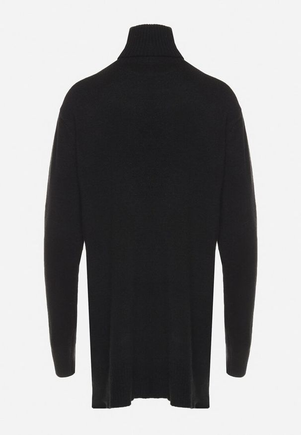 Born2be - Czarny Klasyczny Golf o Asymetrycznym Kroju z Dłuższym Tyłem Viattira. Typ kołnierza: golf. Kolor: czarny. Materiał: jeans. Długość rękawa: długi rękaw. Długość: długie. Styl: klasyczny