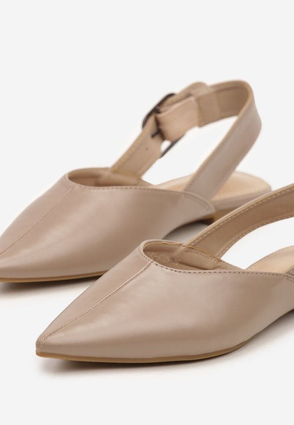Renee - Ciemnobeżowe Sandały Vices Slingback z Paskiem ze Sprzączką Nirarine. Okazja: na spacer. Nosek buta: szpiczasty. Zapięcie: pasek. Kolor: beżowy. Wzór: koronka. Materiał: koronka. Obcas: na obcasie. Styl: elegancki. Wysokość obcasa: średni