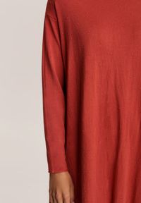 Renee - Ceglasta Sukienka Penoth. Kolor: różowy. Materiał: dzianina. Długość rękawa: długi rękaw. Wzór: gładki, jednolity. Typ sukienki: oversize, asymetryczne #3