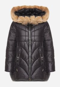 Born2be - Czarna Pikowana Kurtka o Trapezowym Kroju z Kapturem i Odpinanym Futerkiem Deolaine. Okazja: na co dzień. Typ kołnierza: kaptur. Kolor: czarny. Materiał: futro. Długość rękawa: długi rękaw. Długość: długie. Styl: casual, elegancki #2