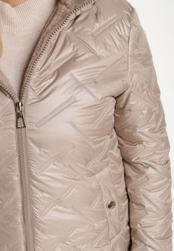 Born2be - Ciemnobeżowa Pikowana Kurtka z Kapturem Ocieplana Futerkiem Lealinea. Okazja: na co dzień. Typ kołnierza: kaptur. Kolekcja: plus size. Kolor: beżowy. Materiał: futro. Długość: długie. Styl: casual