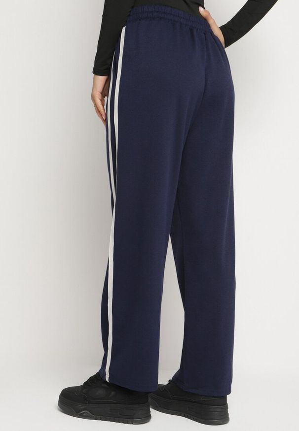 Born2be - Granatowe Szerokie Spodnie z Dodatkiem Wiskozy z Wysokim Stanem i Paskiem Lulula. Okazja: na co dzień. Stan: podwyższony. Kolor: niebieski. Materiał: wiskoza. Styl: casual, elegancki