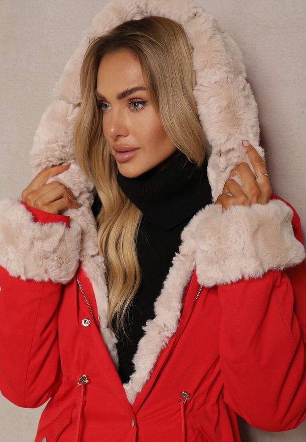 Renee - Czerwona Kurtka Parka o Klasycznym Kroju z Kapturem i Futrem z Możliwością Odpięcia Ninnorina. Okazja: na co dzień. Typ kołnierza: kaptur. Kolor: czerwony. Materiał: futro. Styl: klasyczny