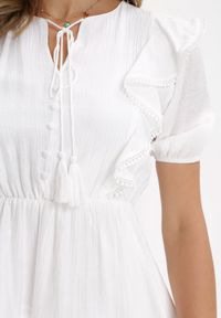 Born2be - Biała Rozkloszowana Sukienka Mini z Gumką w Talii i Koronkowymi Wstawkami Kiva. Typ kołnierza: kołnierz z falbankami. Kolor: biały. Materiał: koronka. Długość rękawa: krótki rękaw. Sezon: wiosna, lato. Długość: mini #2