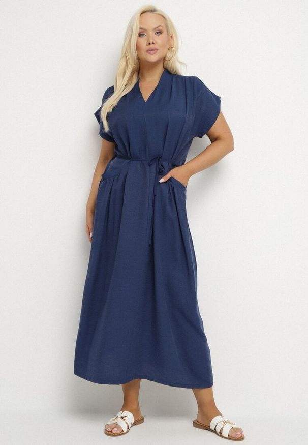 Born2be - Granatowa Wiskozowa Sukienka Pudełkowa z Cienkim Paskiem i Kieszeniami Lumivorae. Okazja: na co dzień. Kolekcja: plus size. Kolor: niebieski. Materiał: wiskoza. Typ sukienki: proste, dla puszystych. Styl: elegancki, casual