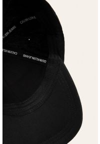 Calvin Klein Jeans - Czapka. Kolor: czarny. Materiał: tkanina, bawełna. Wzór: aplikacja #3