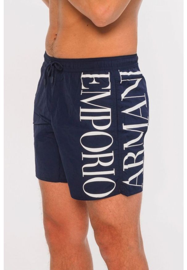 Emporio Armani - EMPORIO ARMANI Granatowe męskie szorty kąpielowe z białym logo, Rozmiar 50. Kolor: niebieski. Materiał: poliester