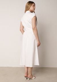 Born2be - Biała Sukienka Koszulowa z Modelującym Przeszyciem ze Sprzączkami w Talii Puresa. Okazja: na co dzień, do pracy, na spotkanie biznesowe. Kolor: biały. Typ sukienki: koszulowe. Styl: casual, biznesowy #4