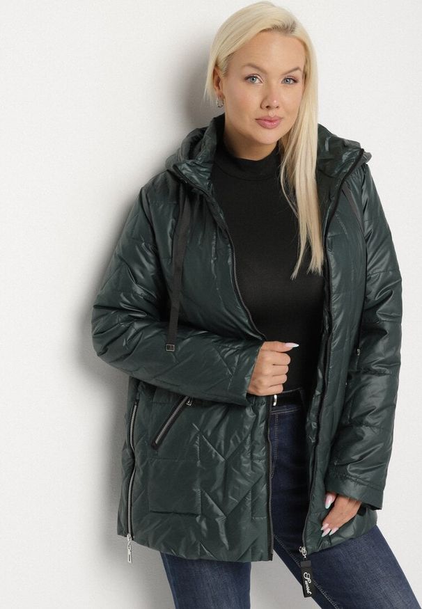 Born2be - Ciemnozielona Pikowana Kurtka Ozdobiona Pikowaniem z Odpinanym Kapturem Falerosa. Okazja: na spacer, na co dzień. Kolekcja: plus size. Kolor: zielony. Materiał: jeans. Wzór: aplikacja. Styl: casual