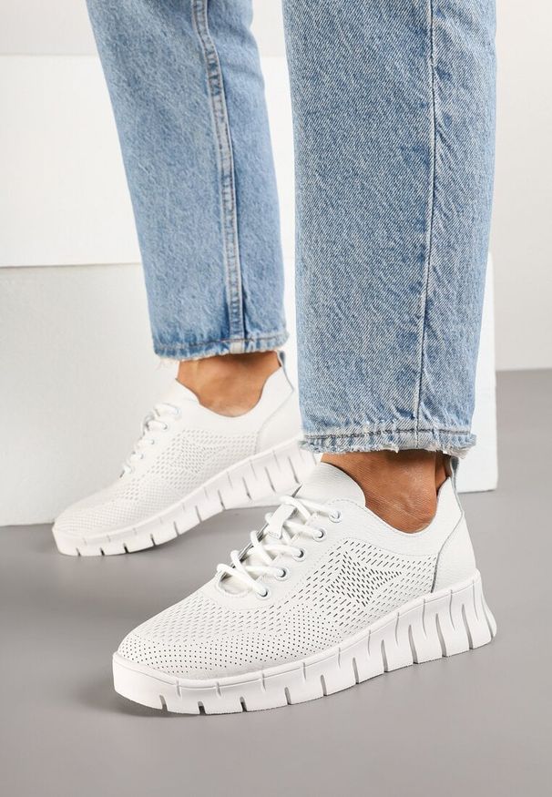 Renee - Białe Sneakersy ze Skóry Naturalnej ze Skórzaną Wkładką i Perforacją Nolzedis. Nosek buta: okrągły. Zapięcie: sznurówki. Kolor: biały. Materiał: skóra. Obcas: na obcasie. Wysokość obcasa: niski
