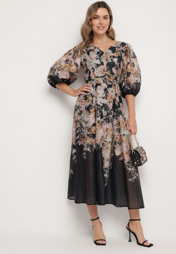 Born2be - Czarna Wiskozowa Sukienka o Rozkloszowanym Kroju w Kwiaty Redameira. Okazja: na co dzień. Typ kołnierza: dekolt w kształcie V. Kolor: czarny. Materiał: wiskoza. Wzór: kwiaty. Sezon: wiosna, lato. Typ sukienki: rozkloszowane. Styl: casual, elegancki, klasyczny