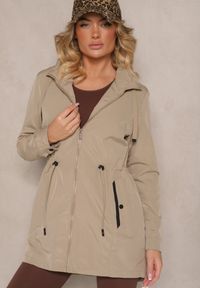 Renee - Ciemnobeżowa Przejściowa Kurtka o Fasonie Parki ze Ściągaczem w Talii Zolidi. Okazja: na co dzień. Kolor: beżowy. Materiał: jeans. Styl: elegancki, casual