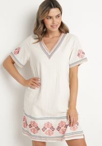 Born2be - Czerwona Sukienka Bawełniana o Pudełkowym Fasonie Ozdobiona Haftami Tirkio. Okazja: na co dzień. Typ kołnierza: dekolt w kształcie V. Kolor: czerwony. Materiał: bawełna. Wzór: haft, aplikacja. Styl: casual, elegancki #1