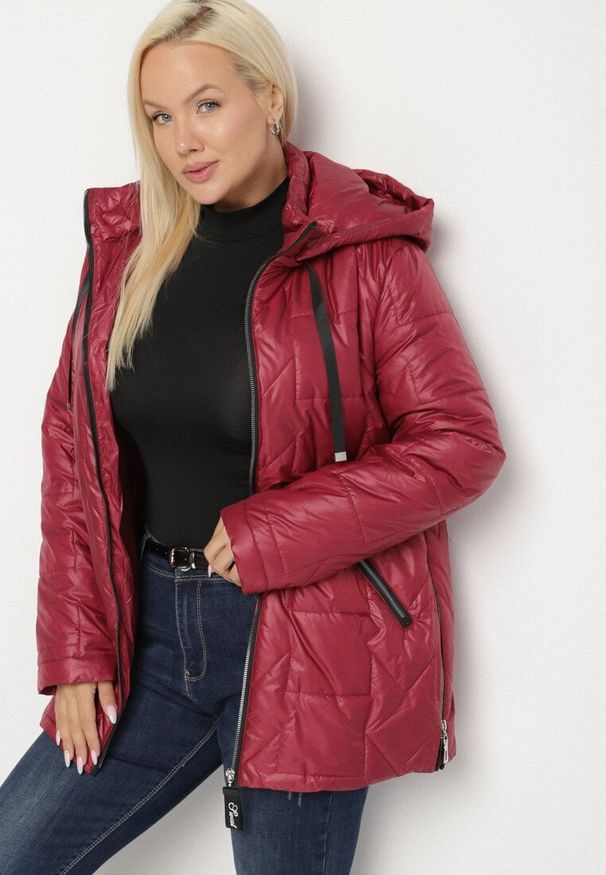Born2be - Fuksjowa Pikowana Kurtka Ozdobiona Pikowaniem z Odpinanym Kapturem Falerosa. Okazja: na co dzień, na spacer. Kolekcja: plus size. Kolor: różowy. Materiał: jeans. Wzór: aplikacja. Styl: casual