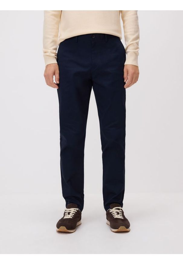 Reserved - Bawełniane spodnie chino slim - granatowy. Kolor: niebieski. Materiał: bawełna