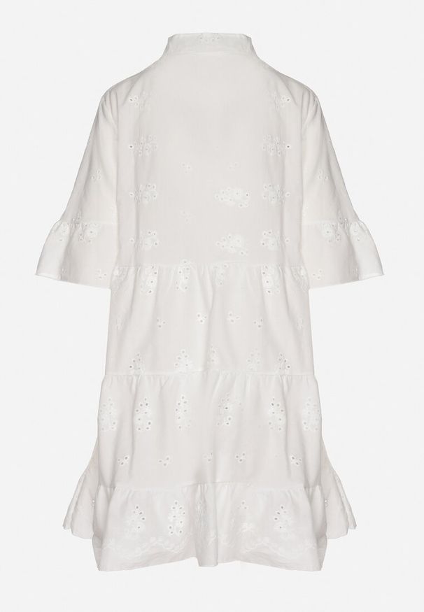 Born2be - Biała Bawełniana Sukienka z Haftowanej Tkaniny o Koszulowym Kroju z Falbanami Filidwena. Okazja: na co dzień. Typ kołnierza: kołnierzyk klasyczny. Kolor: biały. Materiał: bawełna, tkanina. Wzór: haft. Typ sukienki: koszulowe. Styl: boho, elegancki, klasyczny, casual