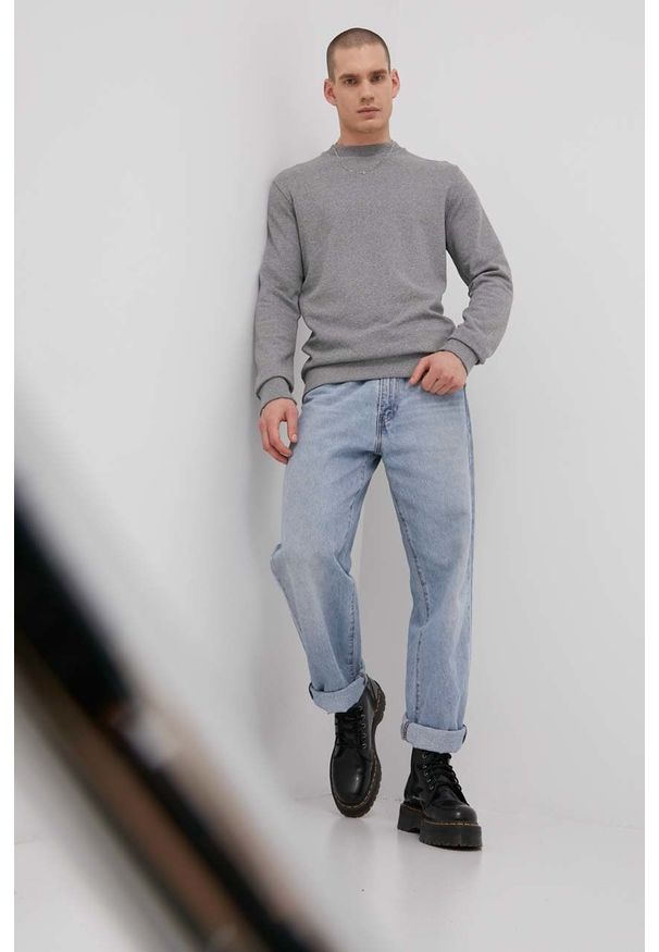 Quiksilver bluza męska kolor szary gładka. Okazja: na co dzień. Kolor: szary. Materiał: dzianina, włókno, bawełna. Wzór: gładki. Styl: casual