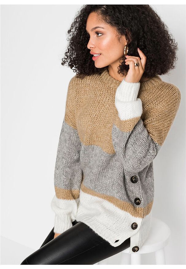 bonprix - Sweter oversize w paski z guzikami. Kolor: beżowy. Wzór: paski