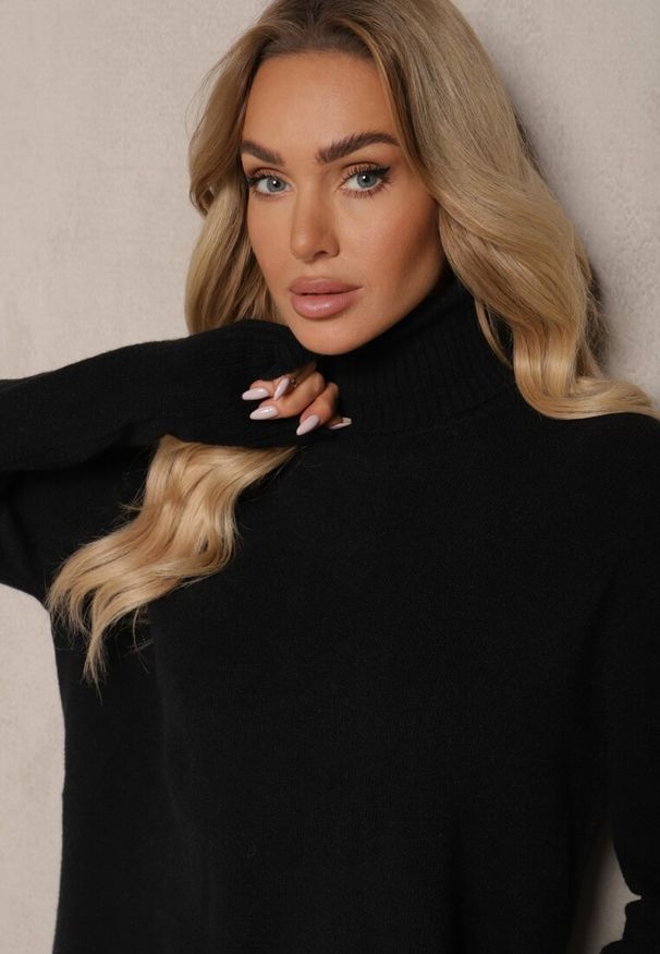 Renee - Czarny Asymetryczny Golf o Klasycznym Kroju z Długim Rękawem Serattia. Okazja: na co dzień. Typ kołnierza: golf. Kolor: czarny. Materiał: jeans. Długość rękawa: długi rękaw. Długość: długie. Styl: klasyczny