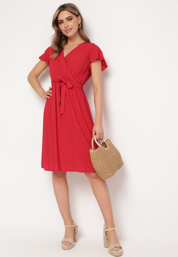 Born2be - Czerwona Sukienka z Wiskozy i Wiązanym Paskiem Gariela. Kolor: czerwony. Materiał: wiskoza. Typ sukienki: kopertowe