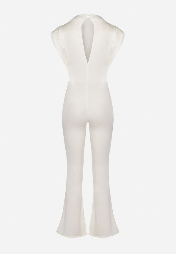 Born2be - Biały Kombinezon z Rozszerzanymi Nogawkami i Poduszkami w Ramionach Atearai. Okazja: na co dzień. Kolor: biały. Długość rękawa: krótki rękaw. Długość: krótkie. Styl: casual, elegancki