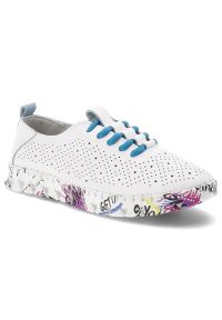 Półbuty damskie Vinceza, cholewka ze skóry naturalnej z perforacją zapewniającą przewiewność klasyczne wiązanie w kontrastowym kolorze, białe, 102656. Okazja: na co dzień. Zapięcie: sznurówki. Kolor: biały. Materiał: skóra. Szerokość cholewki: normalna #1