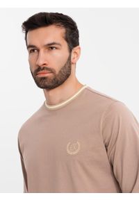 Ombre Clothing - Longsleeve bawełniany męski z dekoltem U w paski i haftem – brązowy V6. Kolor: brązowy. Materiał: bawełna. Długość rękawa: długi rękaw. Wzór: haft, paski. Styl: sportowy #8