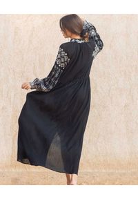 SCARLETT POPPIES - Czarna sukienka maxi z perłowymi guzikami. Kolor: czarny. Materiał: bawełna. Wzór: haft. Długość: maxi #6