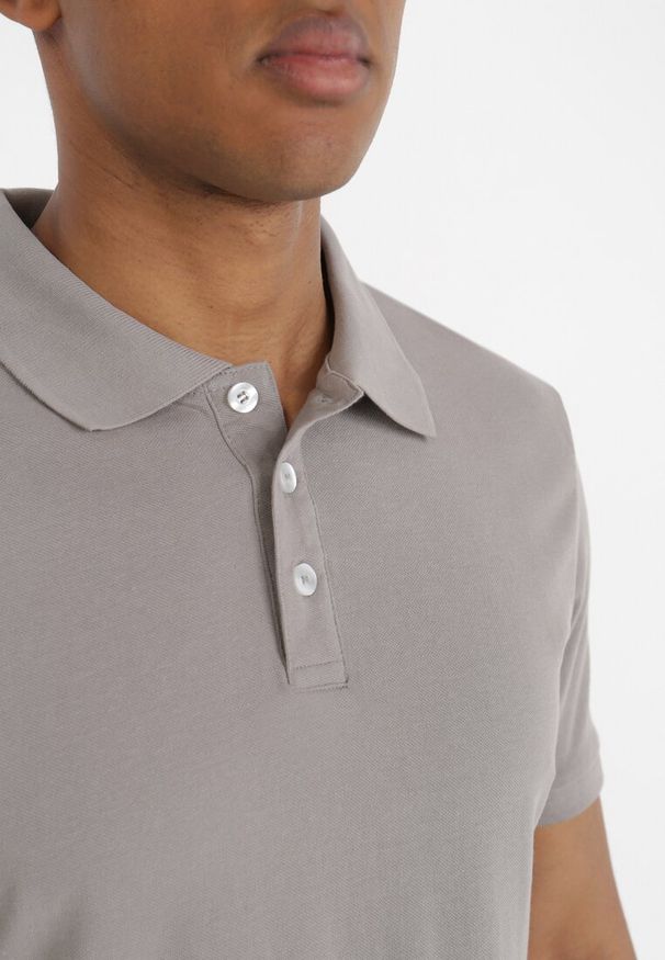 Born2be - Szara Koszulka Ashose. Typ kołnierza: polo. Kolor: szary. Materiał: dzianina. Długość rękawa: krótki rękaw. Długość: krótkie. Wzór: jednolity. Styl: sportowy