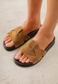 Born2be - Brązowe Klapki z Przeplatanymi Paskami i Nitami przy Podeszwie Marivyn. Okazja: na co dzień, na randkę. Kolor: brązowy. Materiał: len. Sezon: lato. Styl: casual, elegancki #1
