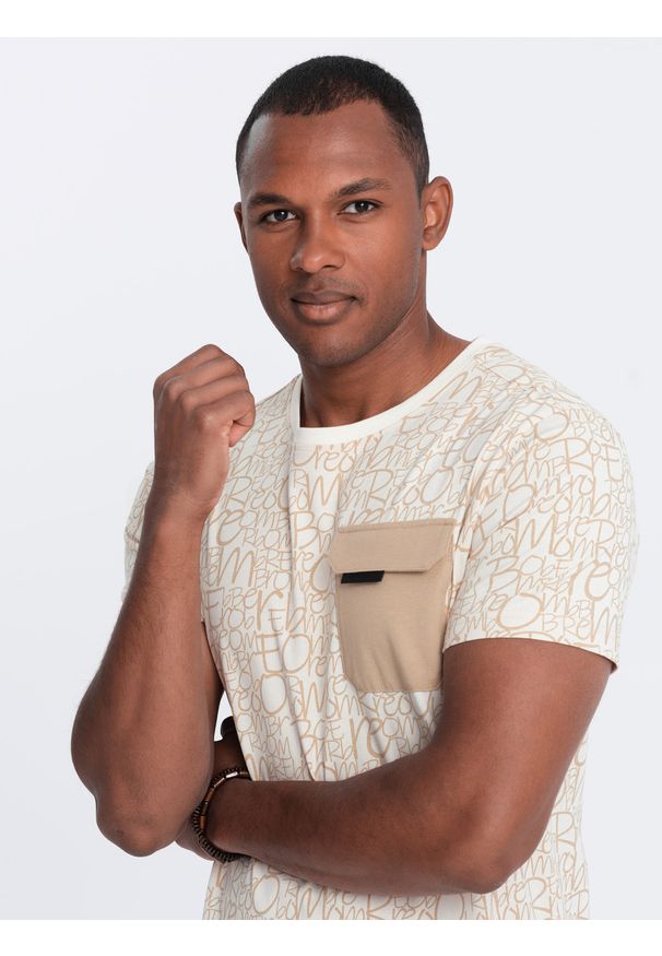 Ombre Clothing - Bawełniany męski t-shirt z literowym printem i kieszonką – kremowo-brązowy V1 - Rozmiar: L. Okazja: na co dzień. Kolor: brązowy. Materiał: bawełna. Wzór: nadruk. Styl: casual
