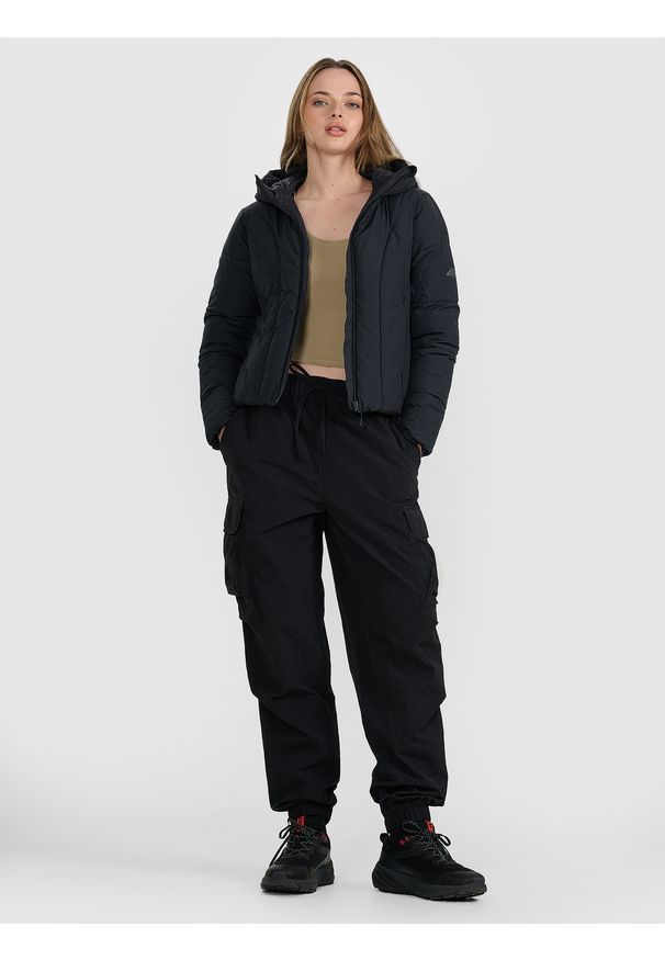 4f - 4F Kurtka puchowa z wypełnieniem syntetycznym damska - czarna XL. Okazja: na co dzień. Typ kołnierza: kołnierzyk stójkowy, kaptur. Kolor: czarny. Materiał: puch, syntetyk. Długość: długie. Styl: casual, klasyczny, sportowy
