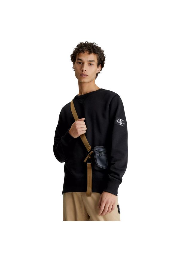 Bluza męskie Calvin Klein Monogram Sleeve Badge Crew. Kolor: czarny. Materiał: bawełna, materiał