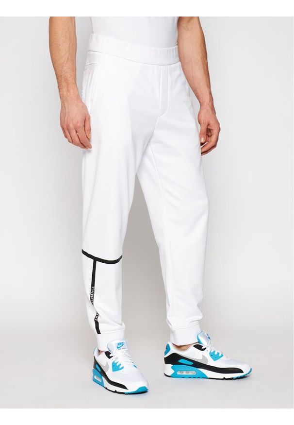 Armani Exchange Spodnie dresowe 3KZPFE ZJ9FZ 1100 Biały Regular Fit. Kolor: biały. Materiał: dresówka