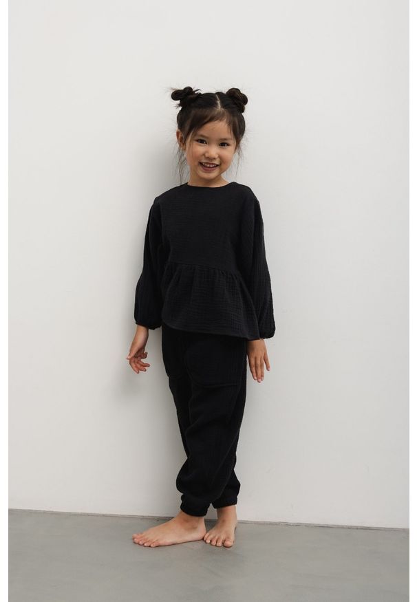 Marsala - MINI spodnie typu jogger w kolorze TOTALLY BLACK - ANDY-80-86 (12-18). Kolor: czarny. Materiał: bawełna. Wzór: aplikacja. Sezon: lato
