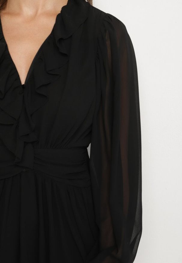 Born2be - Czarna Rozkloszowana Sukienka z Falbankami i Siateczkowymi Rękawami Zennisa. Okazja: na spotkanie biznesowe, do pracy, na imprezę. Typ kołnierza: kołnierz z falbankami. Kolor: czarny. Materiał: poliester. Typ sukienki: rozkloszowane. Styl: biznesowy, klasyczny