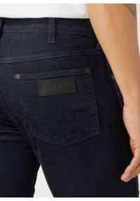Wrangler - WRANGLER GREENSBORO MĘSKIE SPODNIE MATERIAŁOWE PARISIAN NIGHT W15QLM866 112341475 #3