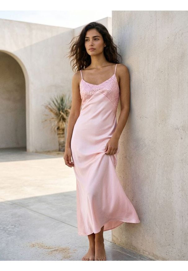 Sinsay - Sukienka midi z ozdobnymi cekinami na ramiączkach - różowy. Kolor: różowy. Długość rękawa: na ramiączkach. Długość: midi