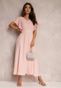Renee - Różowa Sukienka Bouchard. Typ kołnierza: dekolt w kształcie V. Kolor: różowy. Materiał: tkanina. Wzór: gładki, jednolity. Styl: klasyczny. Długość: maxi