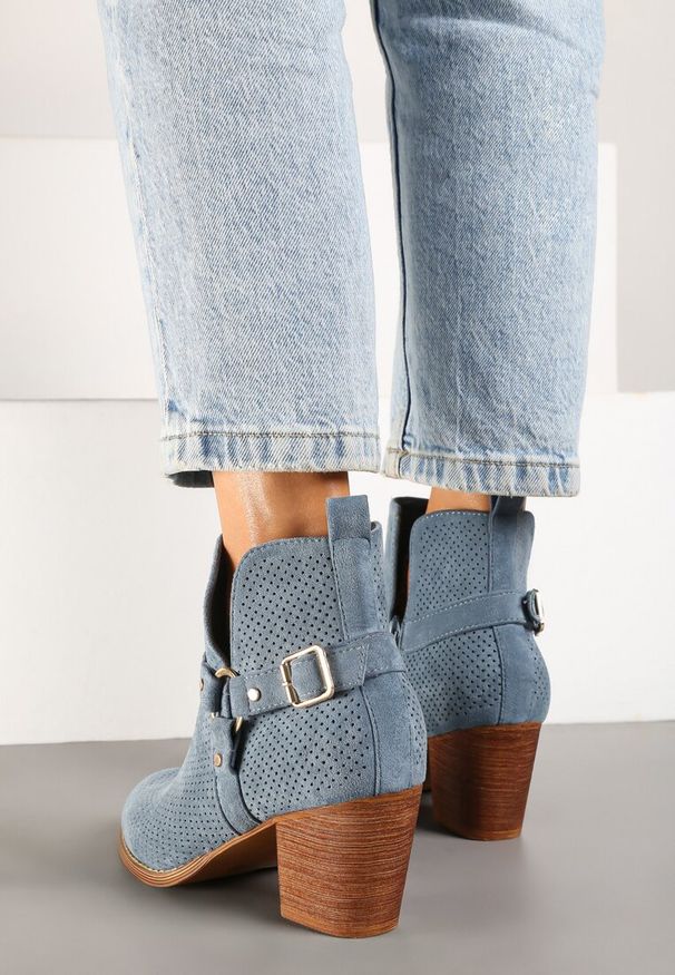 Born2be - Niebieskie Botki Vices na Obcasie w Kowbojskim Stylu Ozdobione Klamrą Korfedi. Okazja: na co dzień. Zapięcie: klamry. Kolor: niebieski. Wzór: aplikacja. Materiał: skóra. Sezon: wiosna, jesień. Obcas: na obcasie. Styl: casual. Wysokość obcasa: średni