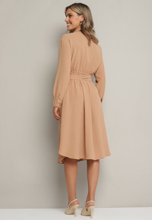 Born2be - Brązowa Koszulowa Sukienka Midi z Guzikami i Materiałowym Paskiem Tetenai. Okazja: na co dzień. Kolor: brązowy. Materiał: materiał. Typ sukienki: koszulowe. Styl: casual. Długość: midi