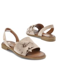 Sandały damskie Armodo, cholewka ze skóry naturalnej odkryta konstrukcja z ozdobnym kwiatem stabilna płaska podeszwa zapewniająca wygodę, beżowe, 404. Okazja: na co dzień. Zapięcie: pasek. Kolor: beżowy. Wzór: kwiaty. Materiał: skóra. Sezon: lato. Obcas: na płaskiej podeszwie. Styl: casual, elegancki. Wysokość obcasa: niski #3