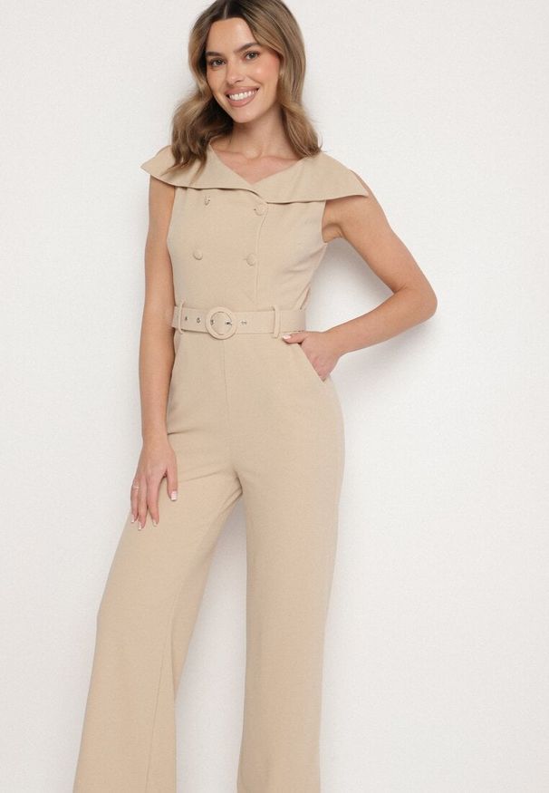 Born2be - Beżowy Kombinezon z Wywijanym Dekoltem w Łódkę i Paskiem z Klamrą Galithiela. Okazja: na co dzień. Kolor: beżowy. Wzór: aplikacja. Styl: elegancki, casual, klasyczny