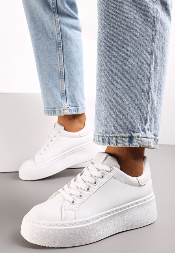 Born2be - Białe Sneakersy na Platformie Berdolina. Okazja: na co dzień. Kolor: biały. Materiał: jeans. Obcas: na platformie